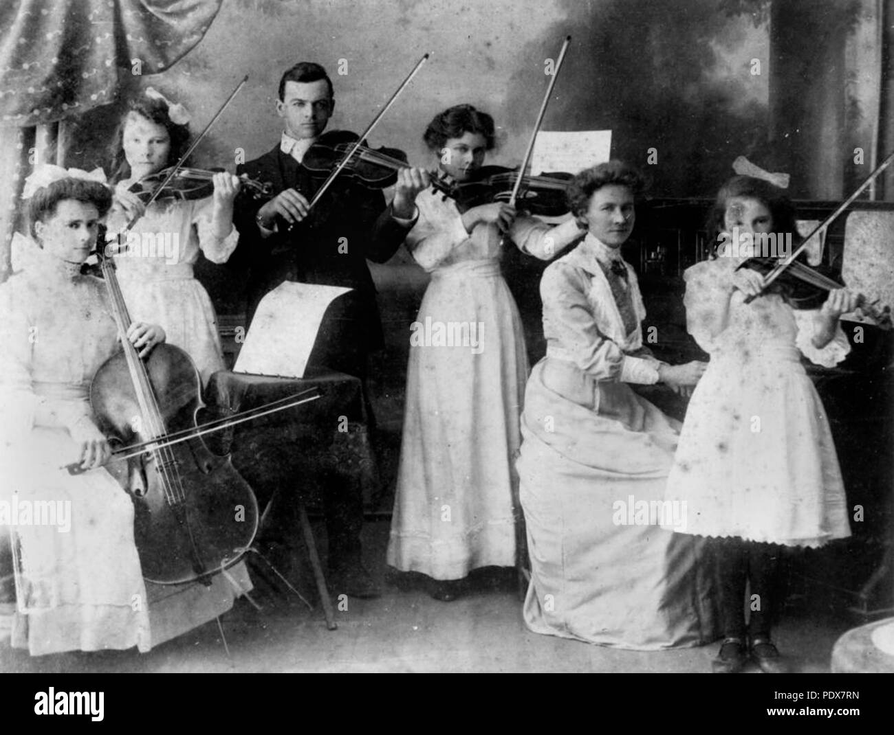 267 48036 StateLibQld 1 Portrait de la famille d'accueil, jouant des instruments de musique à Mount Morgan, Queensland, 1914 Banque D'Images