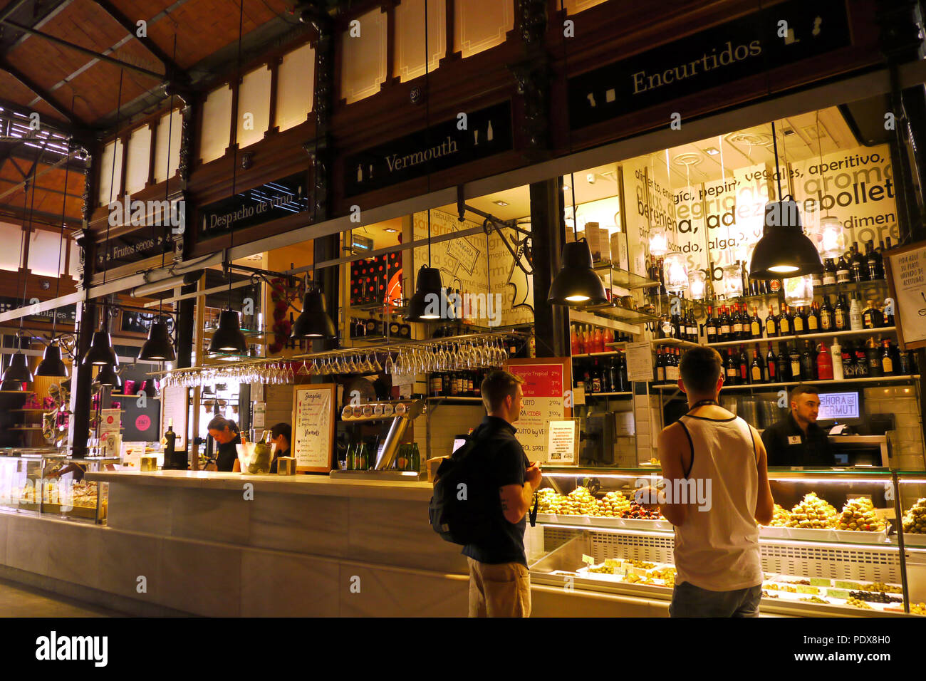 L'intérieur du marché de San Miguel - Mercado de San Miguel - Madrid, Espagne Banque D'Images