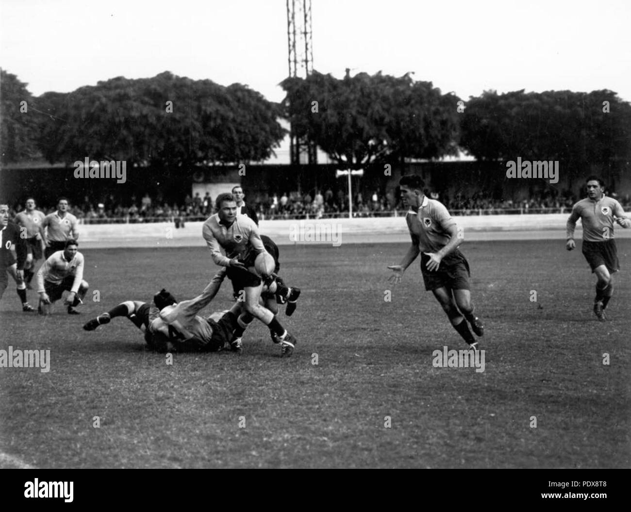 274 182523 StateLibQld Nouvelle Galles du Sud Queensland joue dans un match de rugby au parc des Expositions de Brisbane, juin 1950 Banque D'Images