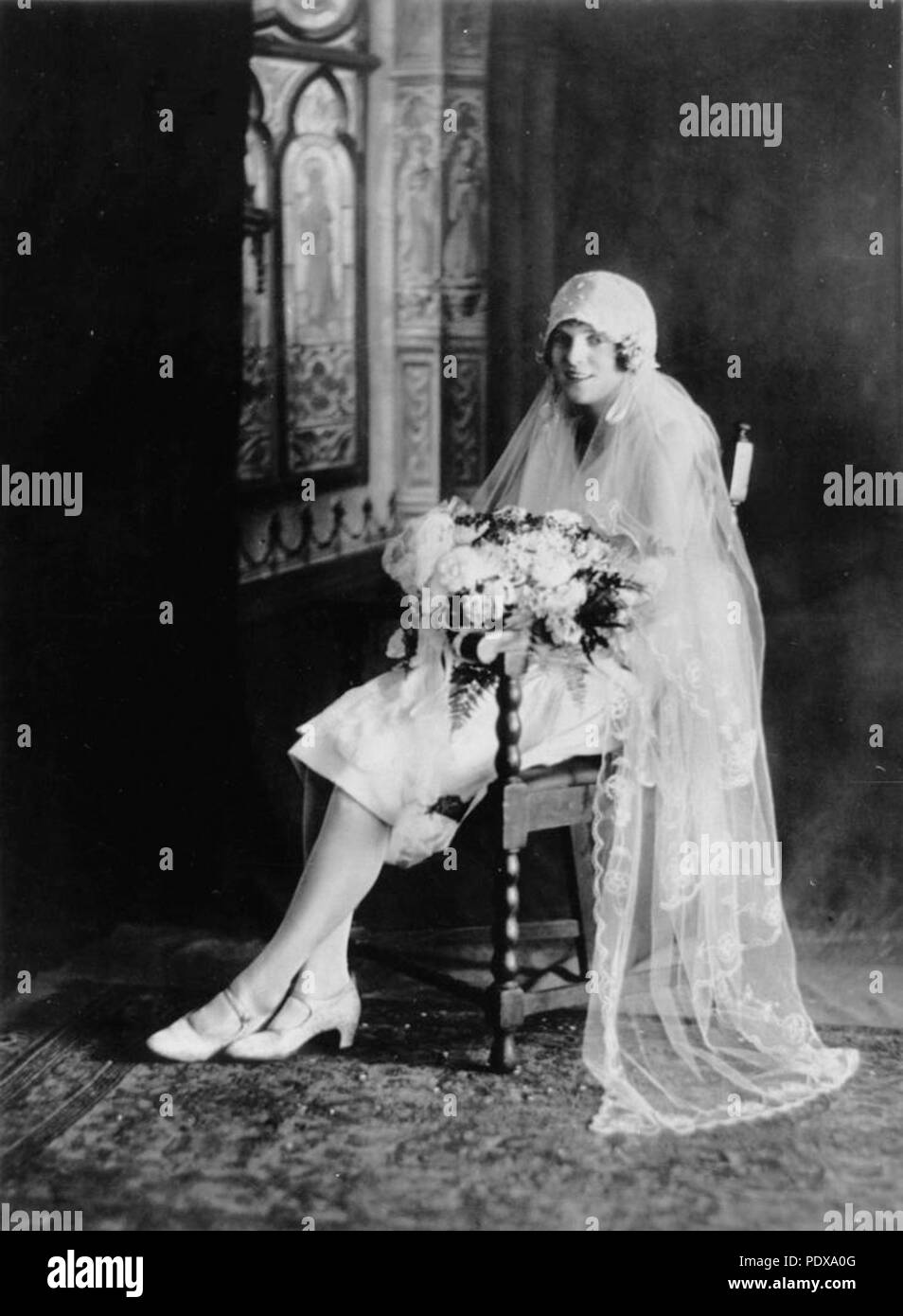 277 195920 StateLibQld mariée éclairée par un vitrail, ca,1927 Banque D'Images