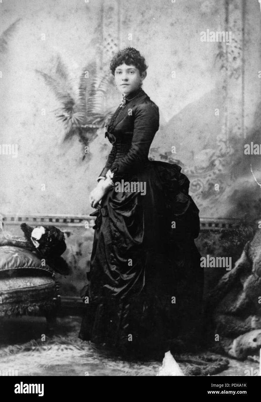 278 196400 StateLibQld femme portant une robe à une grande agitation, ca. 1887 Banque D'Images