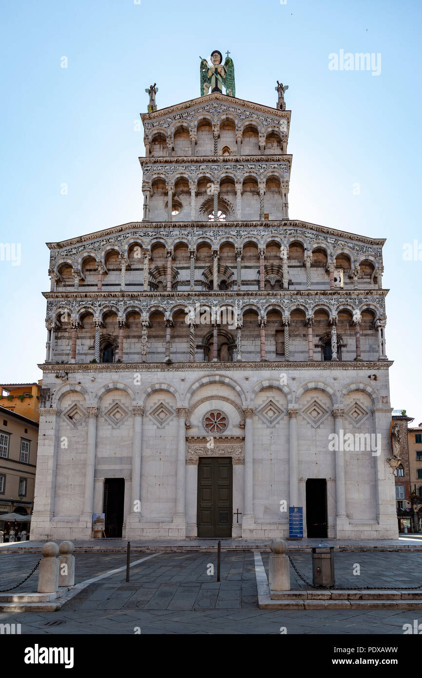 Un écran rétro-éclairé de l'église San Michele in Foro, façade à Lucques (Toscane) qui représente le plus fastueux et lumière dans le style roman italien. Banque D'Images