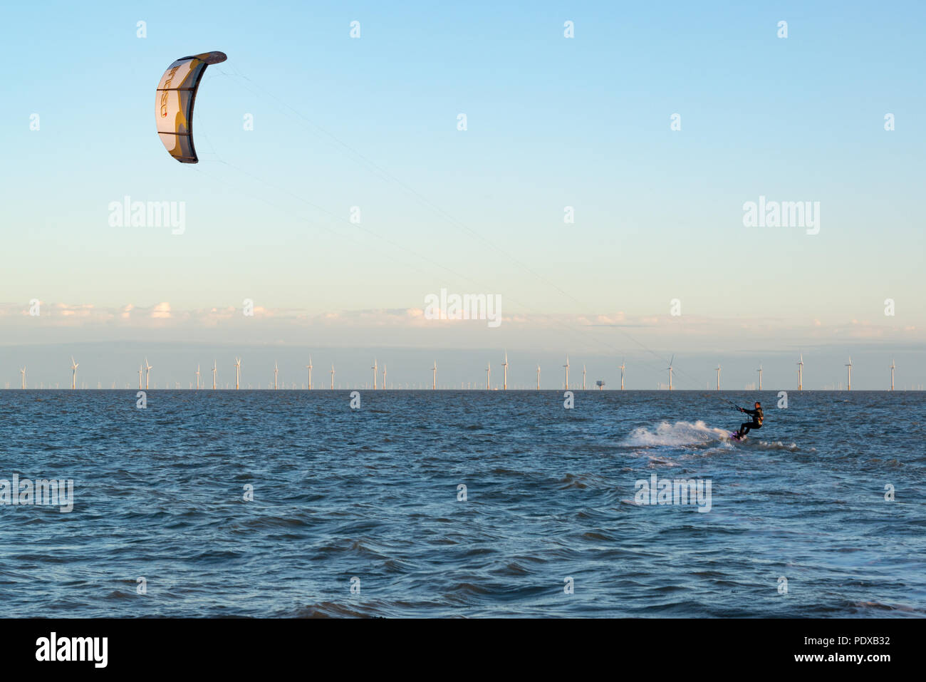 Un kite surfer en mer près de Clacton-on-Sea, Essex Banque D'Images
