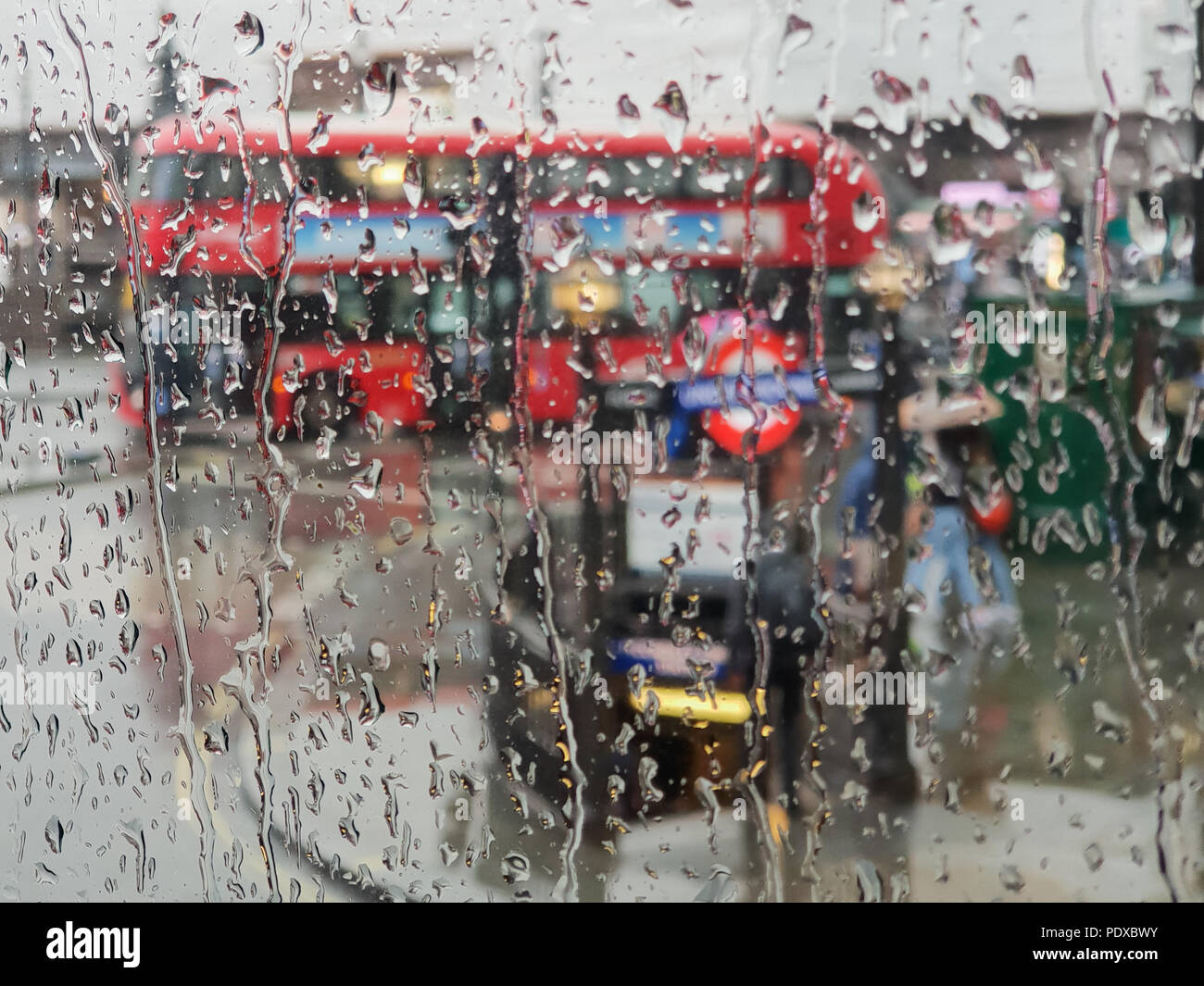 Regents Street. Londres. UK 10 Aug 2018 - Vue du London's Regent Street à travers une fenêtre de l'autobus au cours de fortes pluies dans le centre de Londres. Roamwithrakhee Crédit /Alamy Live News Banque D'Images