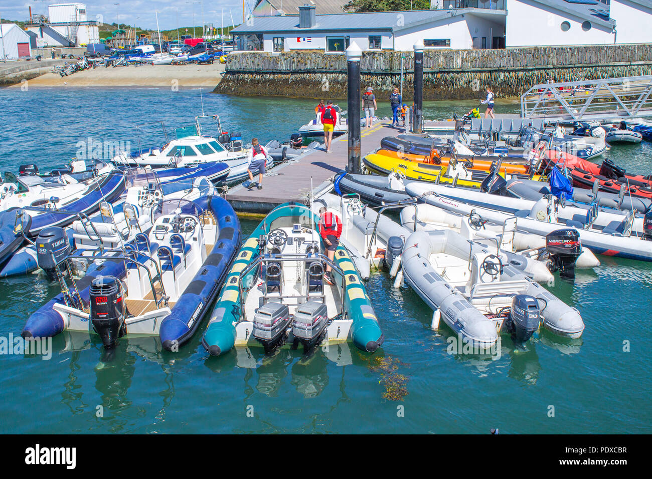 Baltimore, West Cork, Irlande. 10 août, 2018. Une belle journée ensoleillée avec une brise légère et port de Baltimore a été rempli avec de l'artisanat de toutes formes et tailles, avec les touristes appréciant l'hospitalité sur mer et sur terre. Credit : aphperspective/Alamy Live News Banque D'Images