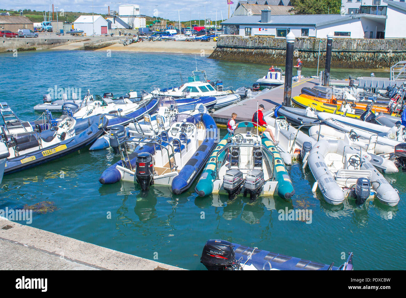Baltimore, West Cork, Irlande. 10 août, 2018. Une belle journée ensoleillée avec une brise légère et port de Baltimore a été rempli avec de l'artisanat de toutes formes et tailles, avec les touristes appréciant l'hospitalité sur mer et sur terre. Credit : aphperspective/Alamy Live News Banque D'Images