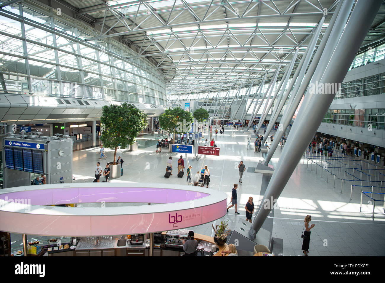 Düsseldorf, Allemagne. 10 août, 2018. Le hall d'entrée de l'aéroport de Düsseldorf. Credit : Christophe Gateau/dpa/Alamy Live News Banque D'Images