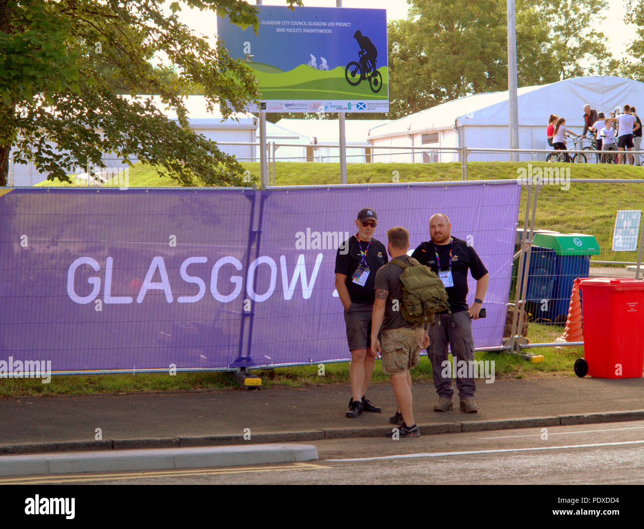 Glasgow, Écosse, Royaume-Uni 10 août championnats européens continuent dans la ville à la nouvelle BMX Park dans la zone de knightswood comme volontaires et les travailleurs posent devant les réunions des bannières. Gérard Ferry/Alamy news Banque D'Images