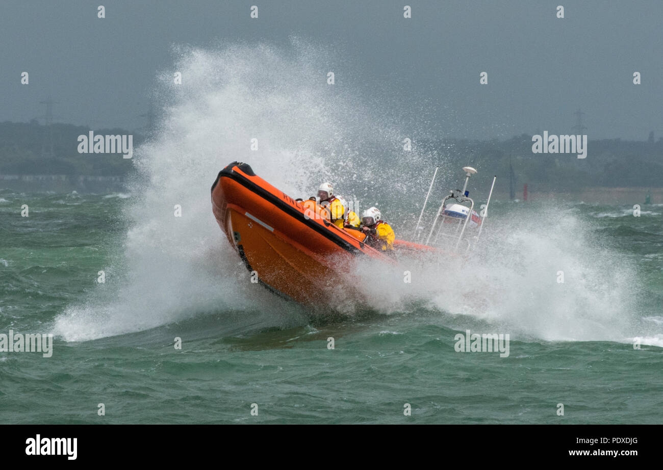 L'île de Wight, Royaume-Uni. 10 août, 2018. La RNLI lifeboat côtière de Cowes sur l'île de Wight courses pour aider un yacht durant frappée par des vents forts et de mauvais temps à la régate annuelle de la semaine de Cowes sur l'île de Wight. Navire de sauvetage exploité par la RNLI dans une mer difficile dans le Solent. Crédit : Steve Hawkins Photography/Alamy Live News Banque D'Images