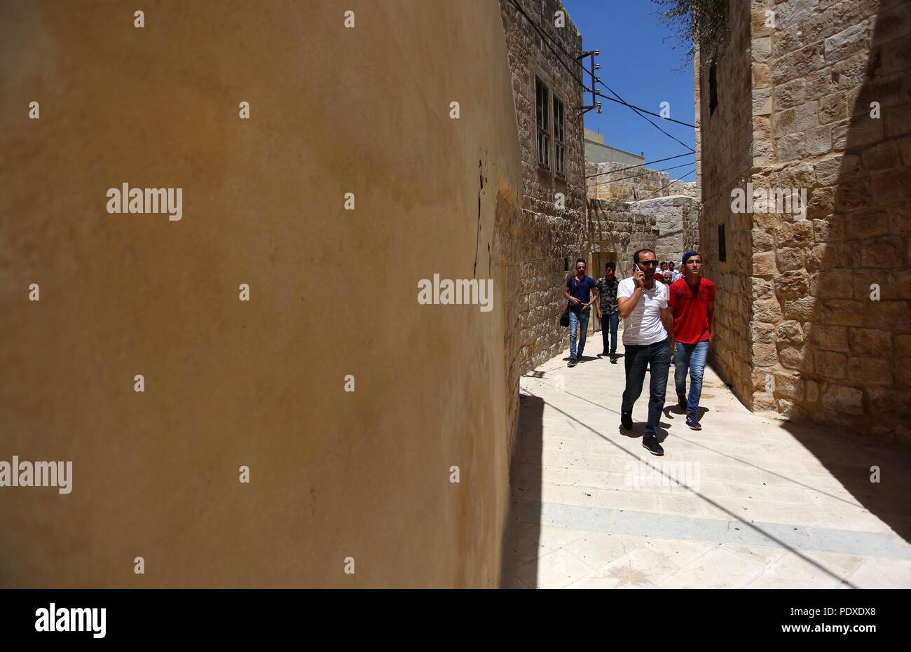 Naplouse, Cisjordanie, territoire palestinien. 10 août, 2018. Des jeunes Palestiniens de participer à une visite guidée à Assira al-Shamaliya village près de la ville cisjordanienne de Naplouse le 10 août 2018 Credit : Shadi Jarar'Ah/APA/Images/fil ZUMA Alamy Live News Banque D'Images