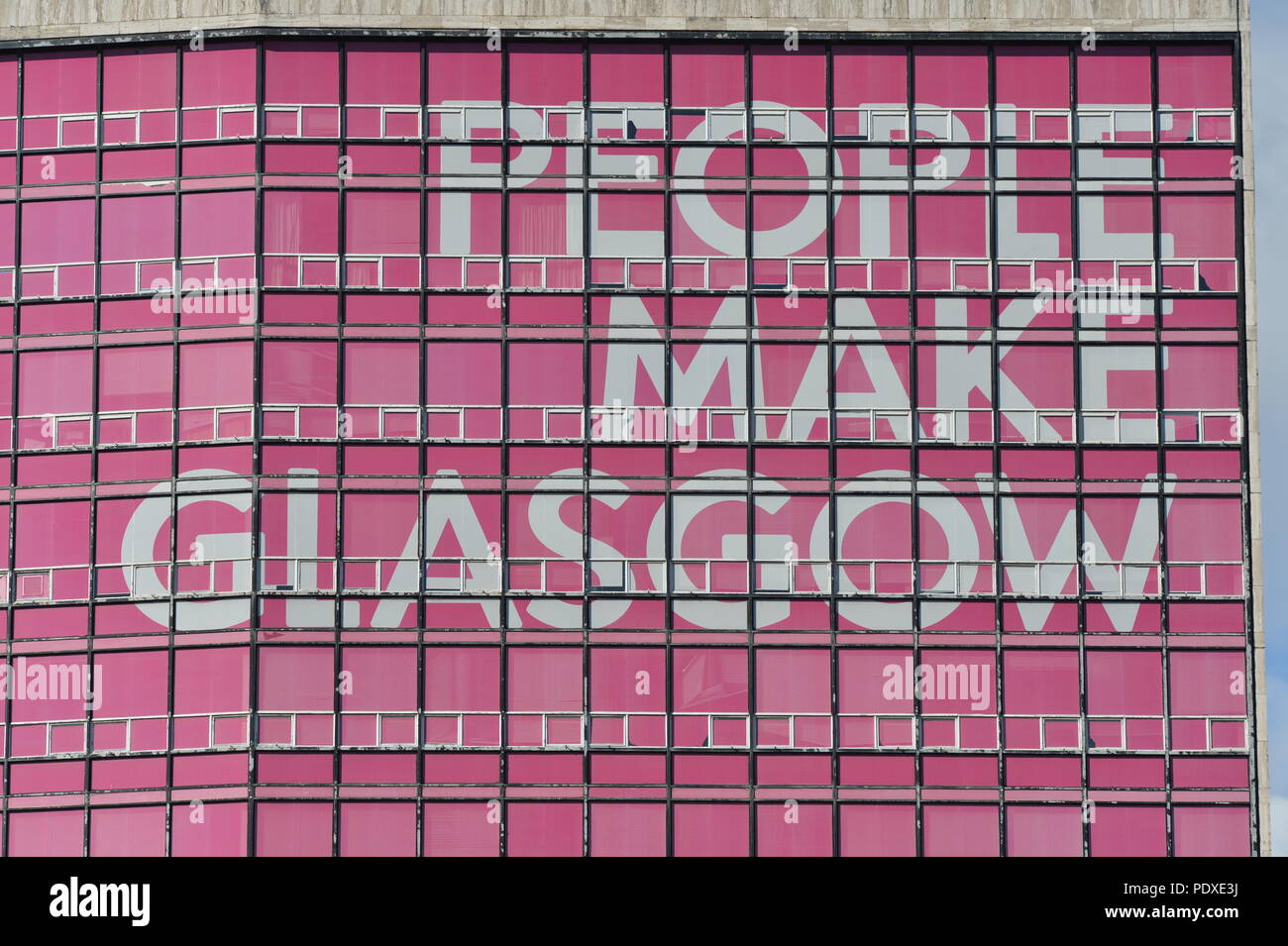 Glasgow, Ecosse. 10 août, 2018. Les gens font signe de Glasgow orne la moitié supérieure d'un bâtiment sur George Square, de l'Écosse. Crédit : Colin Fisher/Alamy Live News Banque D'Images