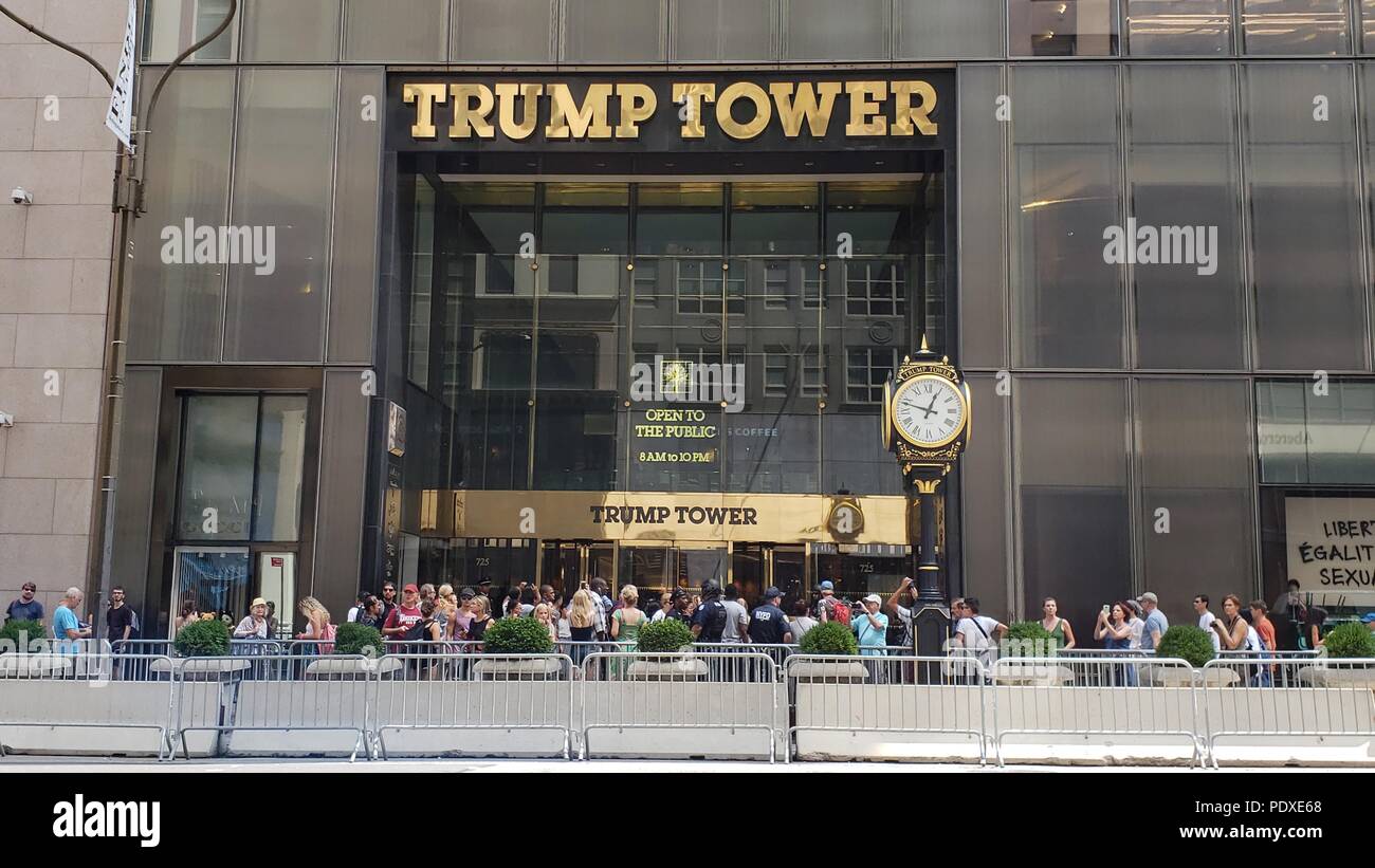 New York, NY : Trump Tower, Midtown East. Plusieurs taxis jaunes outfront. La sécurité de la police placé outfront avec assul rifles. Banque D'Images