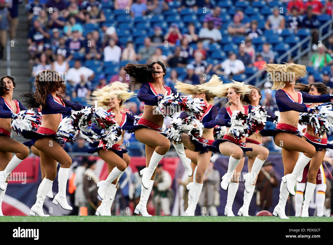 9 août 2018 : New England Patriots cheerleaders effectuer pour les spectateurs à l'avant-saison NFL match de football entre les Redskins de Washington et les New England Patriots au Stade Gillette à Foxborough, Massachusetts,.la défaite des patriotes les Redskins 26-17. Eric Canha/CSM Banque D'Images