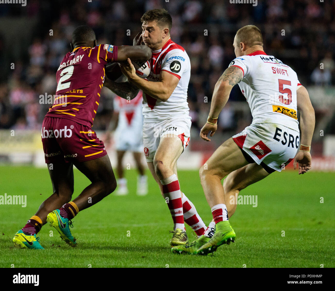 St Helens, Royaume-Uni, 10 août 2018. Huddersfield Giants's Jermaine McGillvary est abordé par St. Helens's Mark Percival 10 août 2018, Stade totalement méchants, St Helens, Angleterre ; Betfred Super League Super 8s, St Helens v Huddersfield Giants ; Crédit : Nouvelles Images /Alamy Live News Banque D'Images