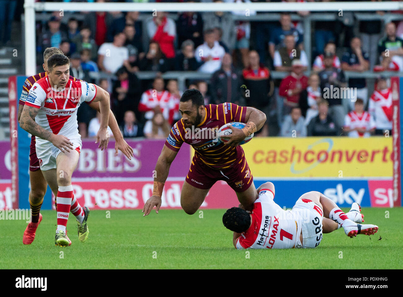 St Helens, Royaume-Uni, 10 août 2018. Huddersfield Giants's Suaia Matagi est abordé par St. Helens's Jonny Lomax 10 août 2018, Stade totalement méchants, St Helens, Angleterre ; Betfred Super League Super 8s, St Helens v Huddersfield Giants ; Crédit : Nouvelles Images /Alamy Live News Banque D'Images