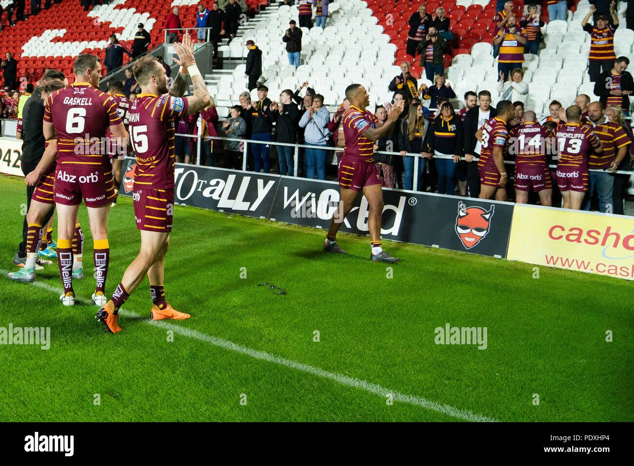 St Helens, Royaume-Uni, 10 août 2018. Huddersfield Giants joueurs célébrer avec les fans à la fin du jeu 10 août 2018, Stade totalement méchants, St Helens, Angleterre ; Betfred Super League Super 8s, St Helens v Huddersfield Giants ; Crédit : Nouvelles Images /Alamy Live News Banque D'Images