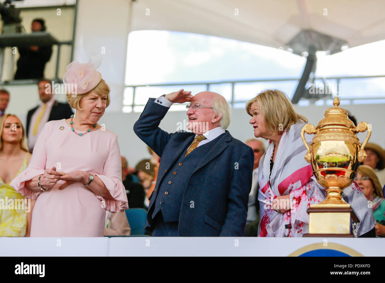 Dublin. Août 11, 2018. Le Président irlandais Michael D. Higgins (C) montres Longines performance durant la Coupe des Nations FEI Jumping de l'Irlande à Dublin, Irlande, le 10 août, 2018. Source : Xinhua/Alamy Live News Banque D'Images