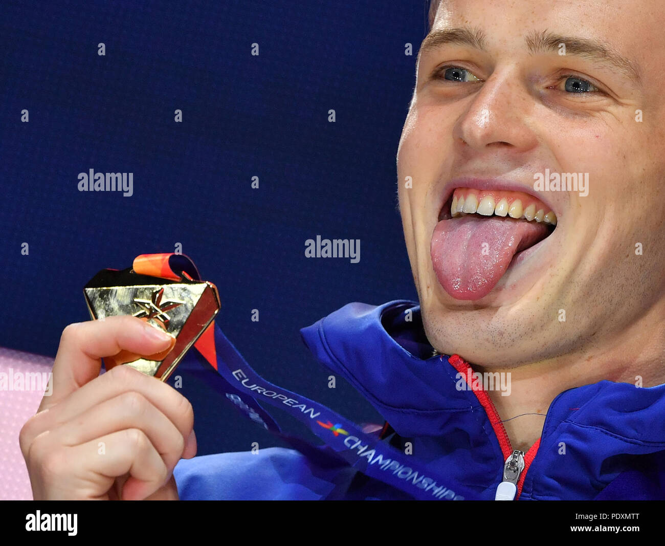 Berlin, Allemagne. 10 août, 2018. Championnats d'athlétisme, cérémonie de remise des prix sur le Mile à Breitscheidplatz : 400 m haies hommes, gagnant de la médaille d'Or : Karsten Warholm de Norvège, a bientôt sur le podium. Crédit : Bernd Thissen/dpa/Alamy Live News Banque D'Images