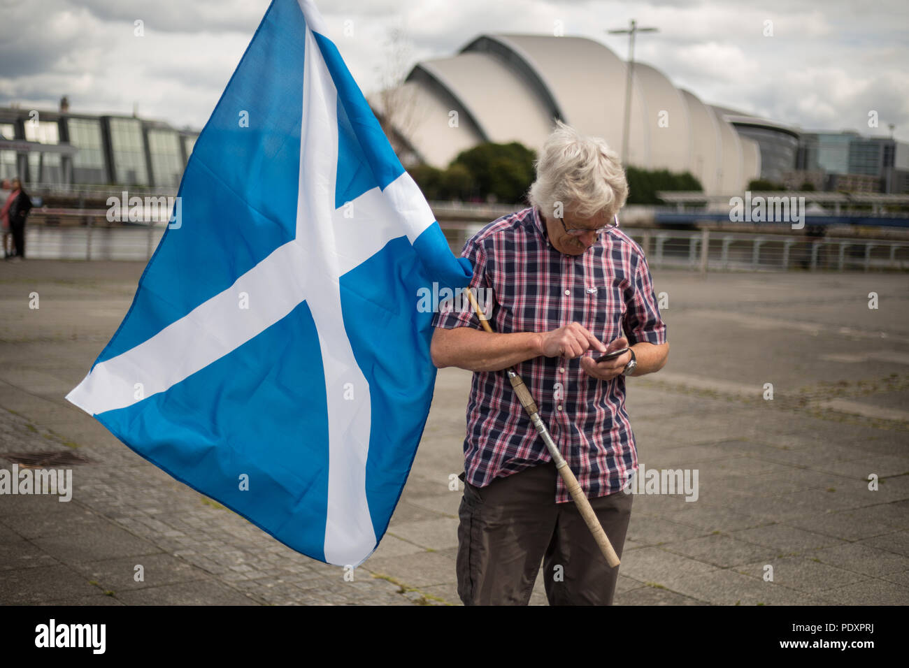 Glasgow, Ecosse, le 11 août 2018. Pro-Scottish partisans de l'indépendance de protester contre un préjugé perçu de la BBC contre l'Écosse et le mouvement pro-indpendence écossais. Environ 300 personnes ont pris part à la manifestation à l'extérieur de la BBC à Pacific Quay, à Glasgow, en Écosse. Image crédit : Jeremy Sutton-Hibbert/ Alamy News. Banque D'Images