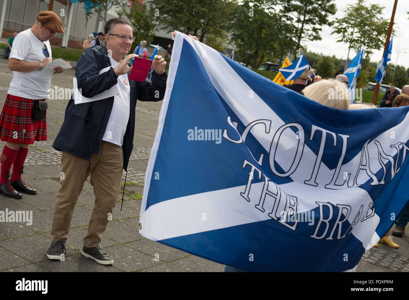 Glasgow, Ecosse, le 11 août 2018. Pro-Scottish partisans de l'indépendance de protester contre un préjugé perçu de la BBC contre l'Écosse et le mouvement pro-indpendence écossais. Environ 300 personnes ont pris part à la manifestation à l'extérieur de la BBC à Pacific Quay, à Glasgow, en Écosse. Image crédit : Jeremy Sutton-Hibbert/ Alamy News. Banque D'Images