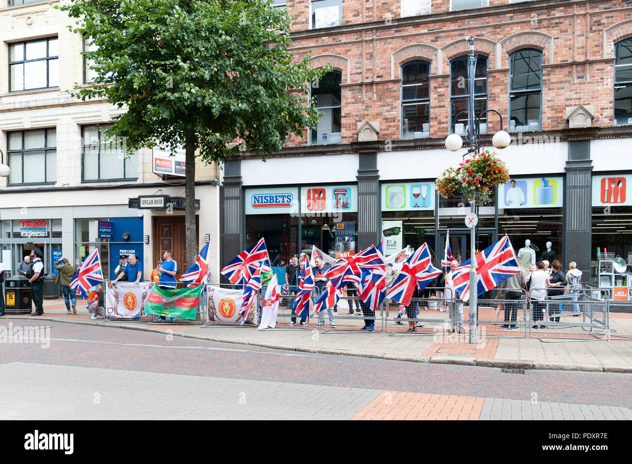 Belfast, en Irlande du Nord, Royaume-Uni 11 août 2018. Royaume-uni un défilé organisé par l'internement a républicains dissidents ont marché vers le centre-ville de Belfast pour la première fois. Le Anti-Internment League a dit que ce n'est marche était de s'opposer à "la poursuite de l'utilisation de l'internement par renvoi' et sélectionnez 'cas d'internement, y compris ceux qui sont incarcérés par la révocation de la licence, par renvoi, par déni de justice et par 'Garde'' preuve de conviction. Crédit : John Rymer/Alamy Live News Banque D'Images