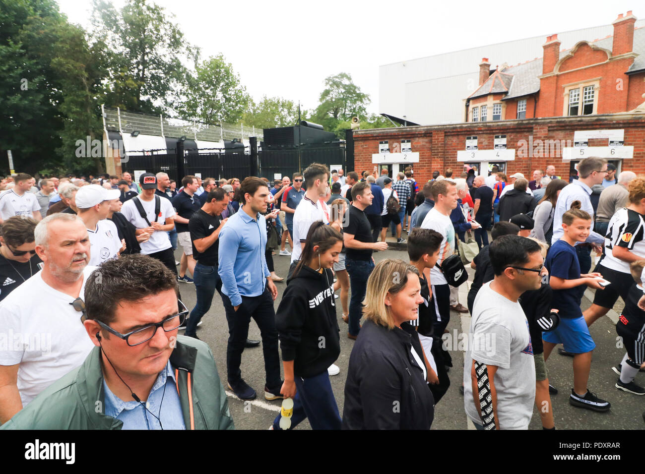 London UK. 11 août 2018. Des milliers de fans arrivent au stade de Craven Cottage dans l'ouest de Londres le jour de l'ouverture de l'English Premier League match entre Fulham'Chalet et Cyrstal Palace 'blanche' Banque D'Images