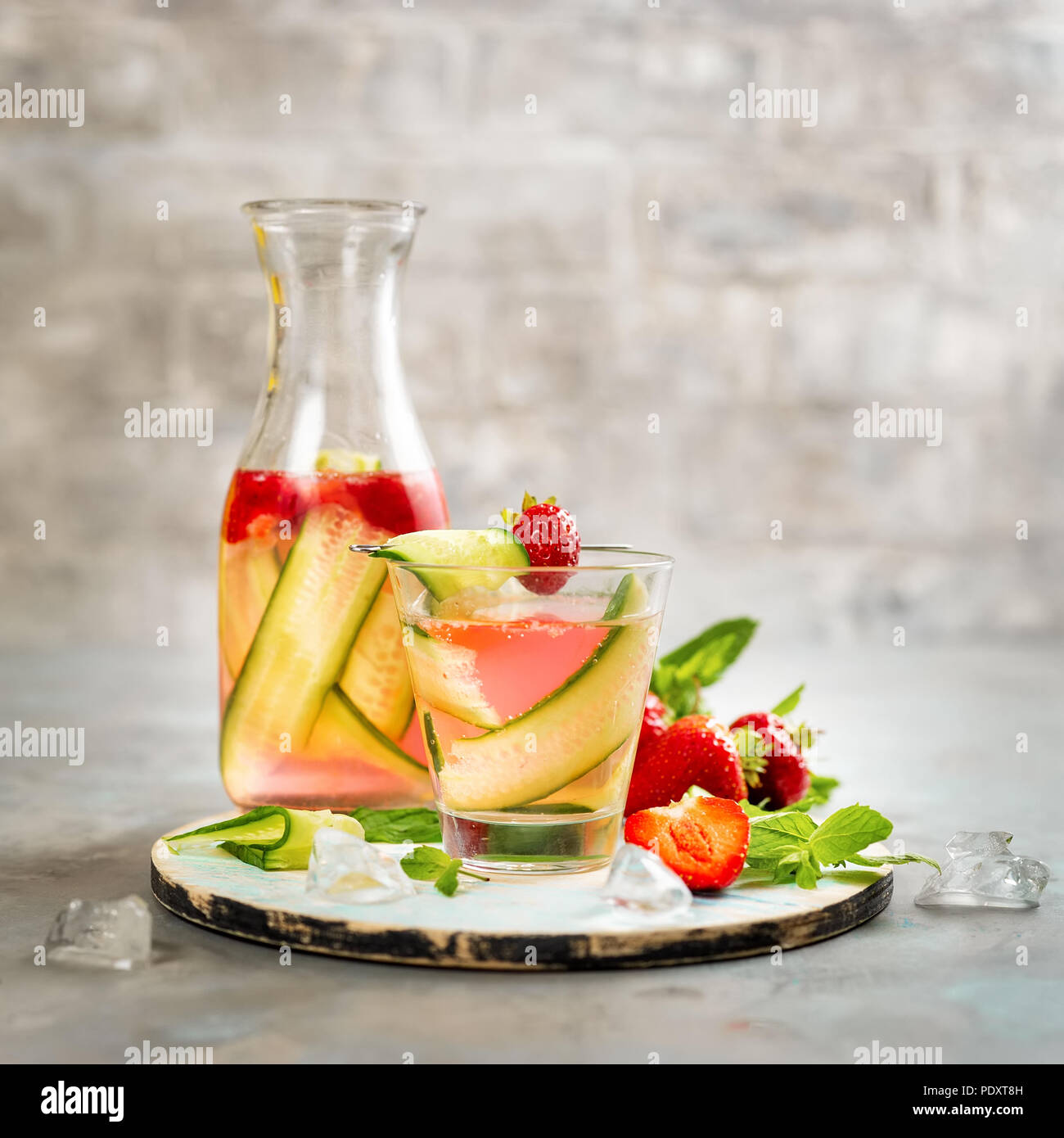 Froid de glace rafraîchissante de l'été, cucmber dring avec fraise et menthe Banque D'Images