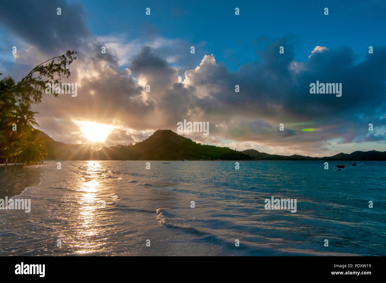Coucher du soleil à Anse Volbert, Praslin, Seychelles Banque D'Images