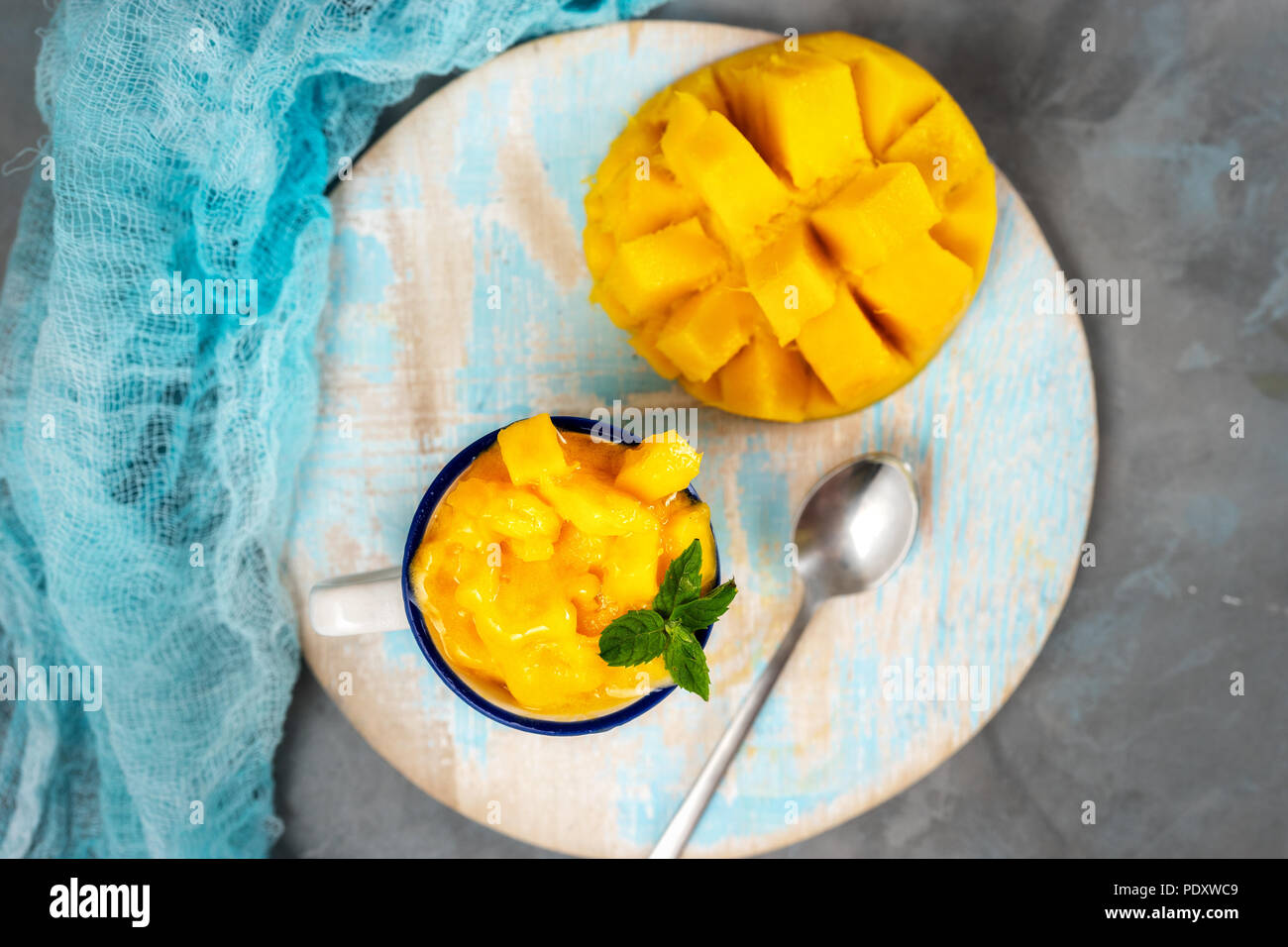 Close up de mago sorbet en tasse voir formulaire ci-dessus Banque D'Images