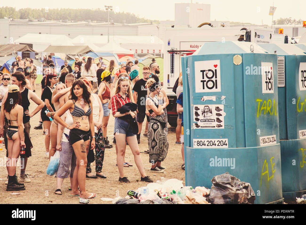 Kostrzyn nad Odra, Pologne, le 4 août 2018, Woodstock Pologne Rock festival les visiteurs en attente d'une salle de bains TOI TOI Banque D'Images