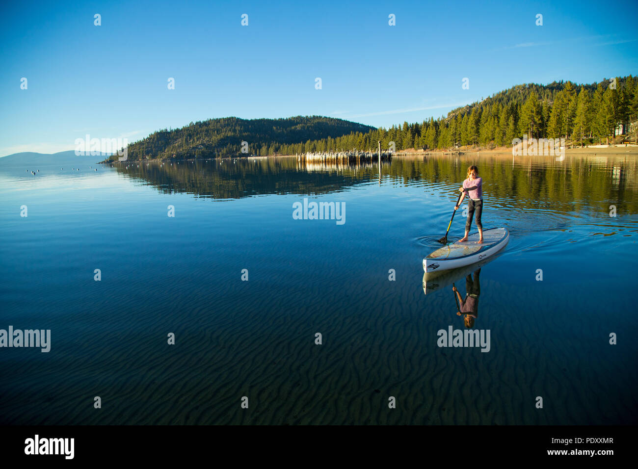 Young Girl on Paddle Board, Lake Tahoe, Nevada, USA Banque D'Images