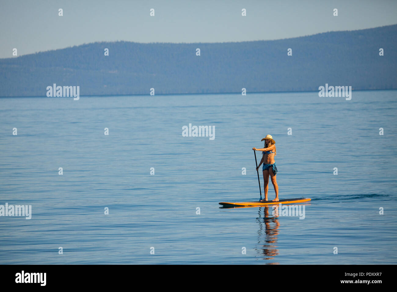 Woman on Paddle Board, Lake Tahoe, Nevada, USA Banque D'Images
