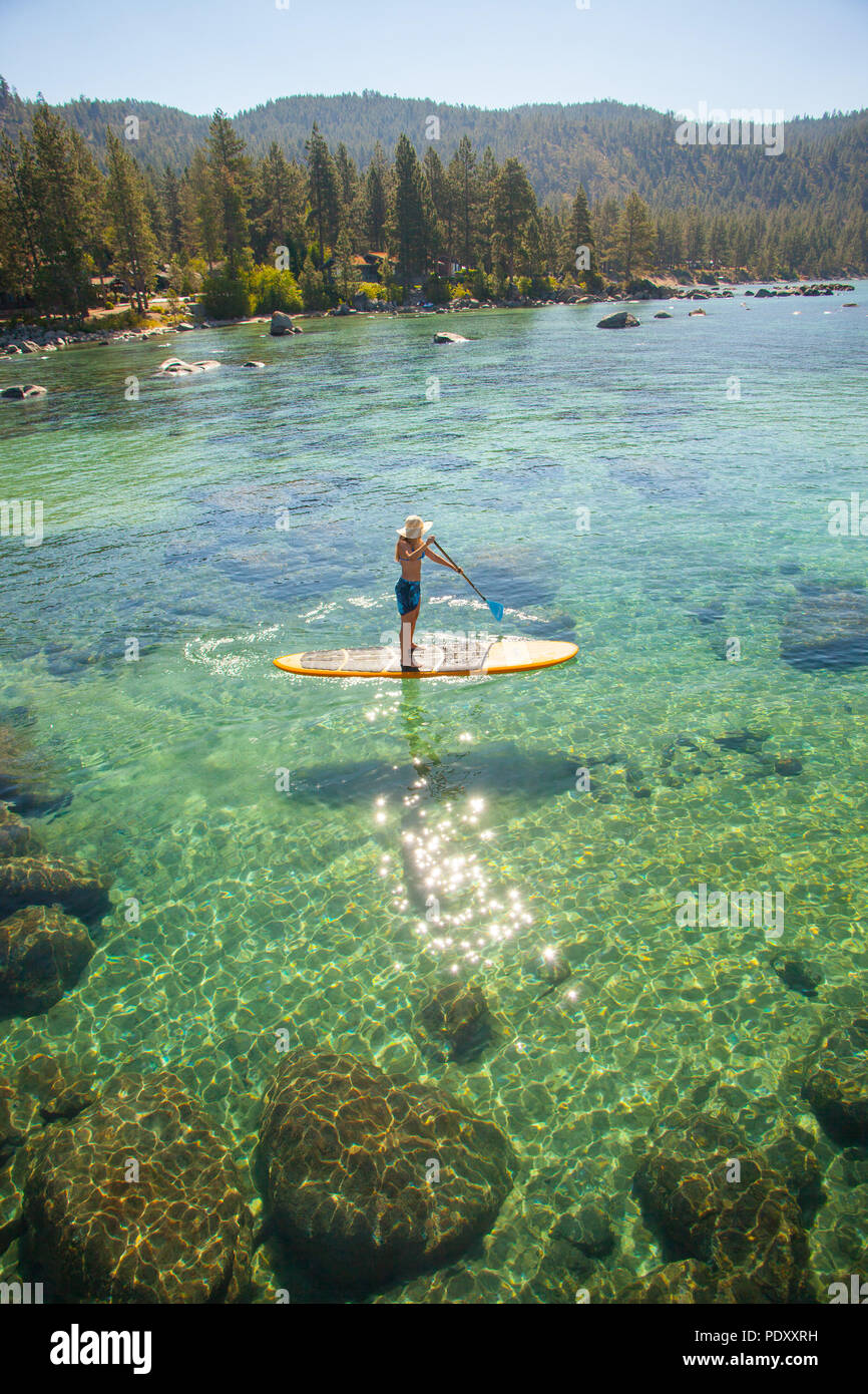 High Angle View of Woman on Paddle Board en eau peu profonde, le lac Tahoe, Nevada, USA Banque D'Images