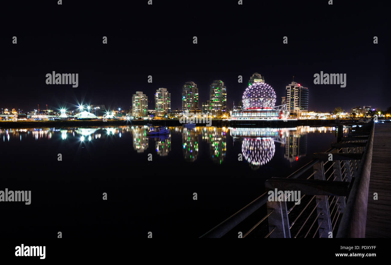 Science World de nuit situé à côté de False Creek, Vancouver. Banque D'Images