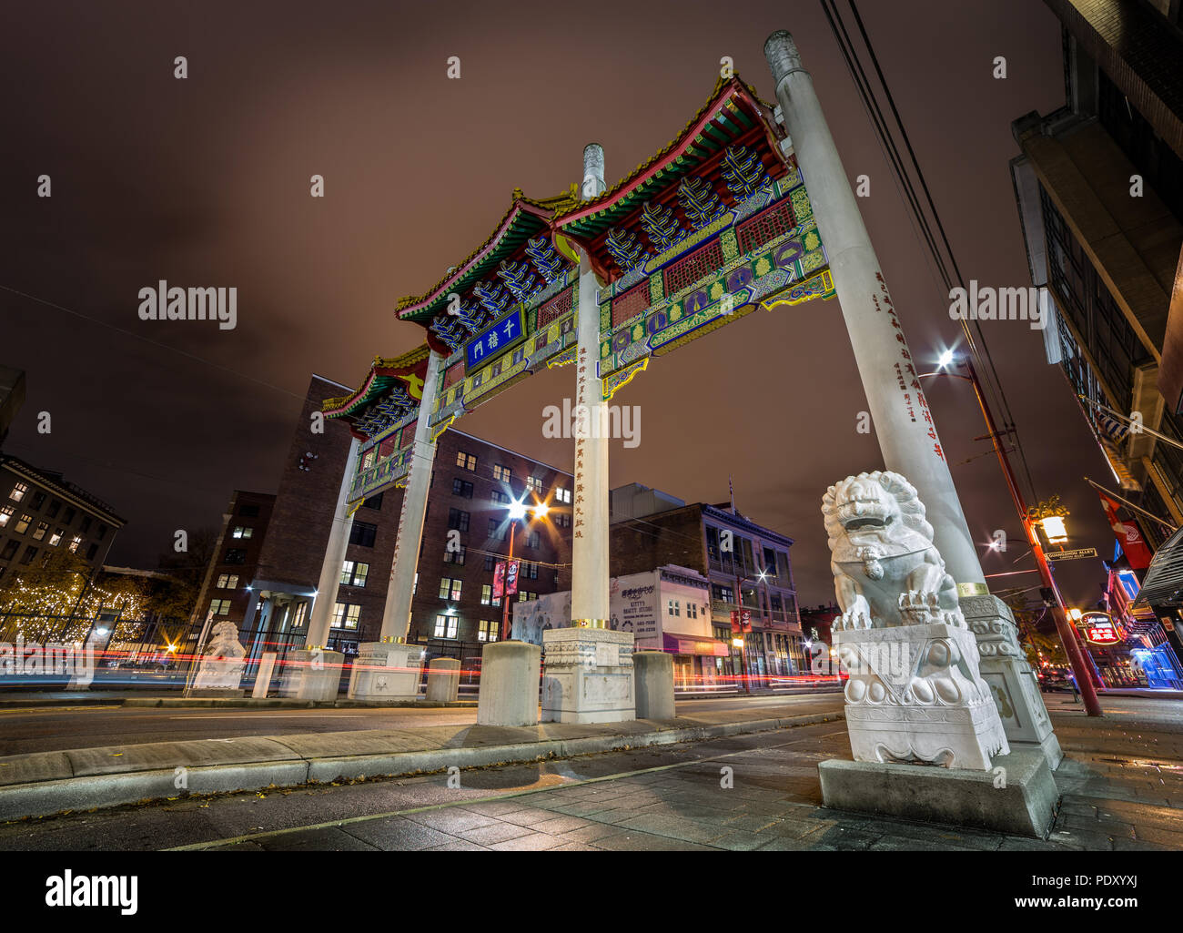 VANCOUVER, BC, CANADA - NOV 04, 2015 : La Porte du millénaire qui mène dans le quartier chinois de Vancouver. Banque D'Images
