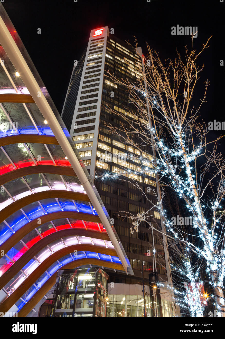 VANCOUVER, BC, CANADA - NOV 27,2015 : La Tour Scotia avec le bâtiment Telus dans l'avant-plan affichant le tricolore français. Banque D'Images