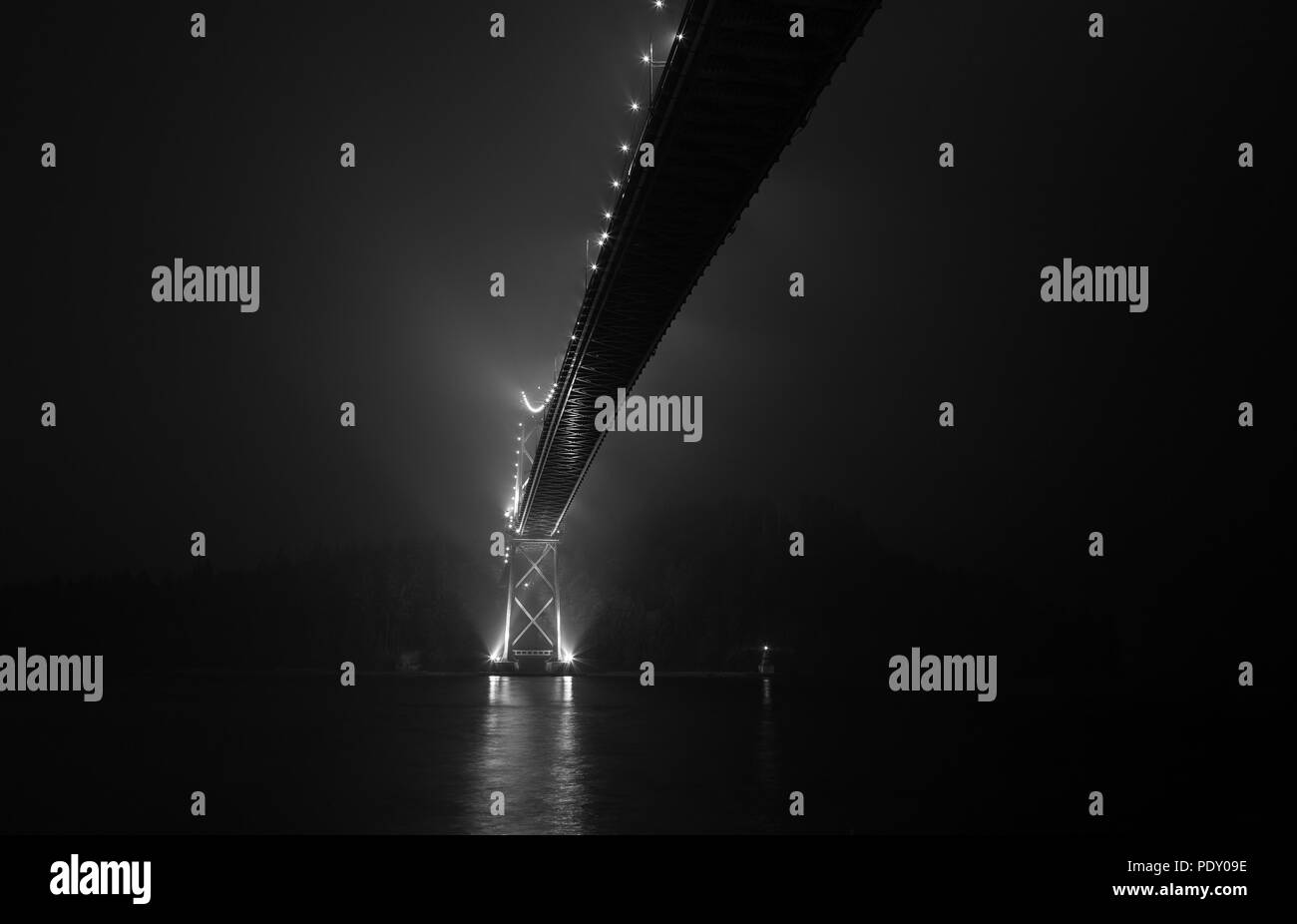 La tour nord du pont Lions Gate avec haze de l'île de Vancouver, les incendies de forêts de l'été 2015. Banque D'Images