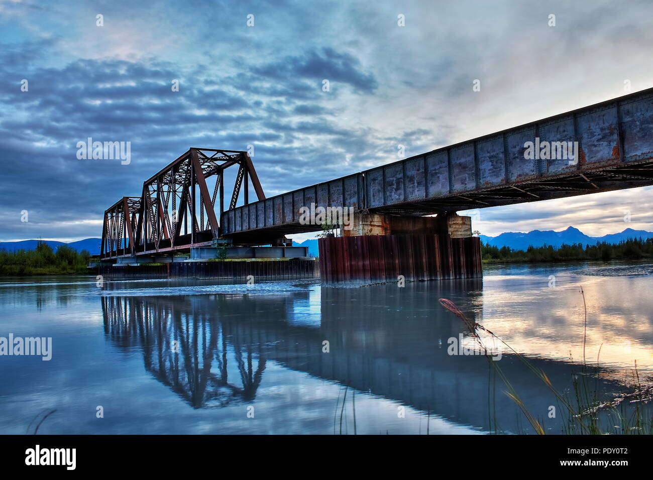 Superbe Pont HDR, au cours de la nuit de la rivière matanuska. L'Autoroute de l'Alaska Railroad, Glen Banque D'Images