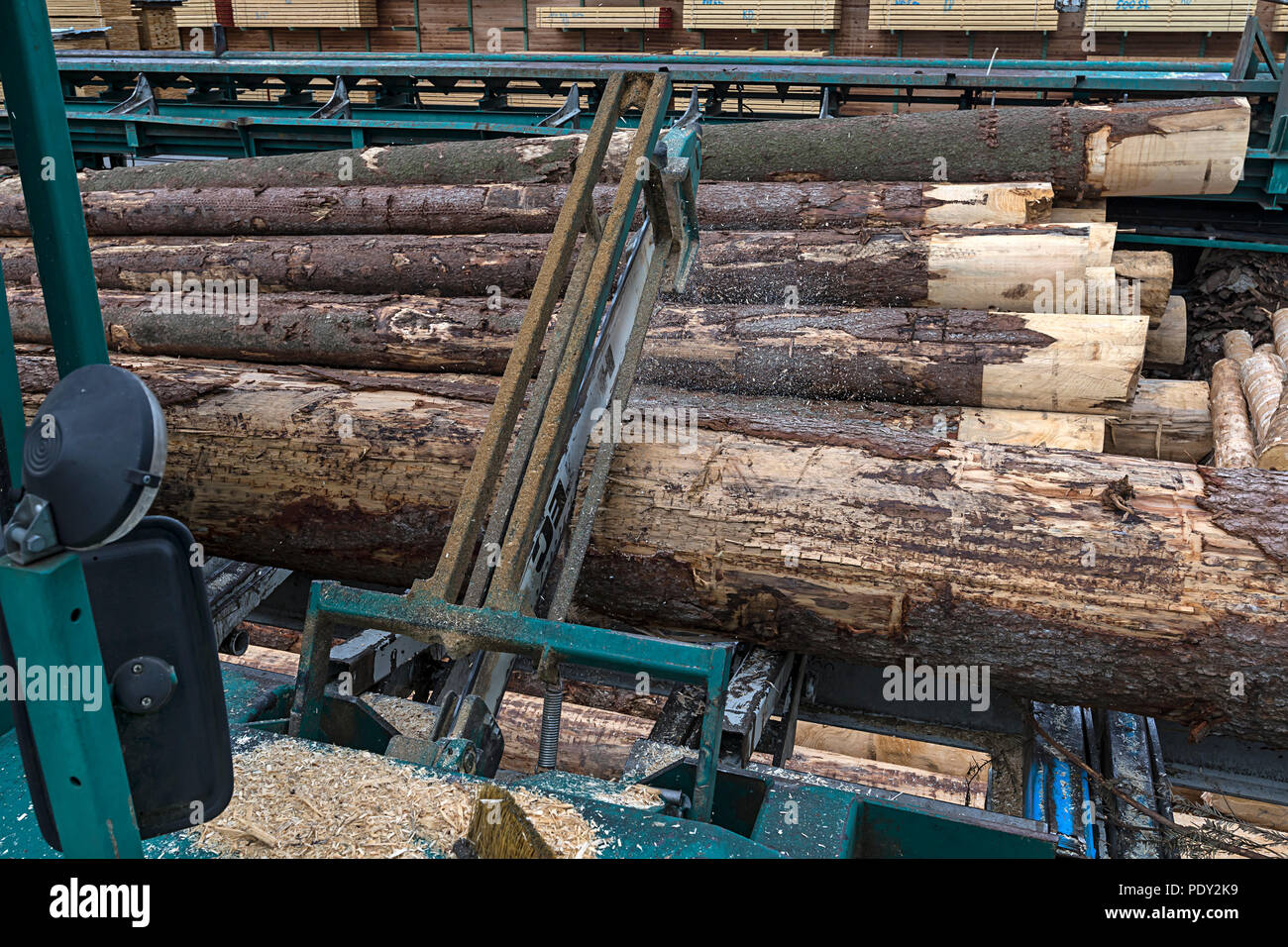 Des coupes contrôlé par ordinateur une scierie, bois rond, Bavière, Allemagne Banque D'Images