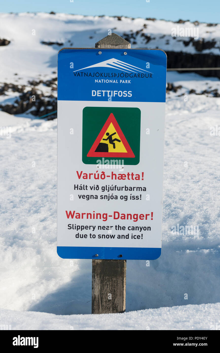 Le signe de danger dans la neige, danger de glisser, en anglais et de l'Islande, Islande, Dettifoss Banque D'Images