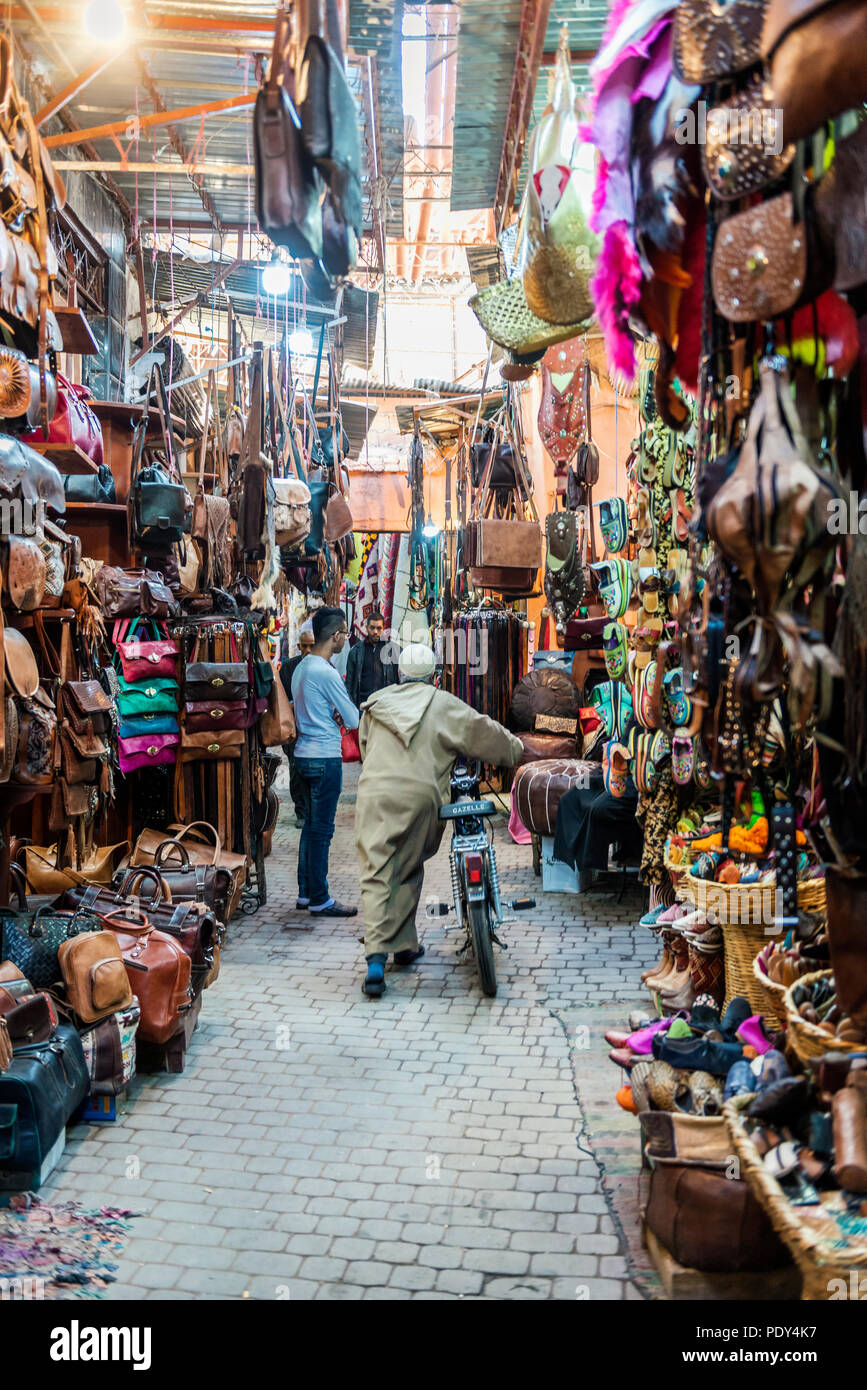 Local avec une moto, des rues étroites avec de cuir dans un marché arabe, Shouk, Médina de Fès, Fes, Maroc Banque D'Images