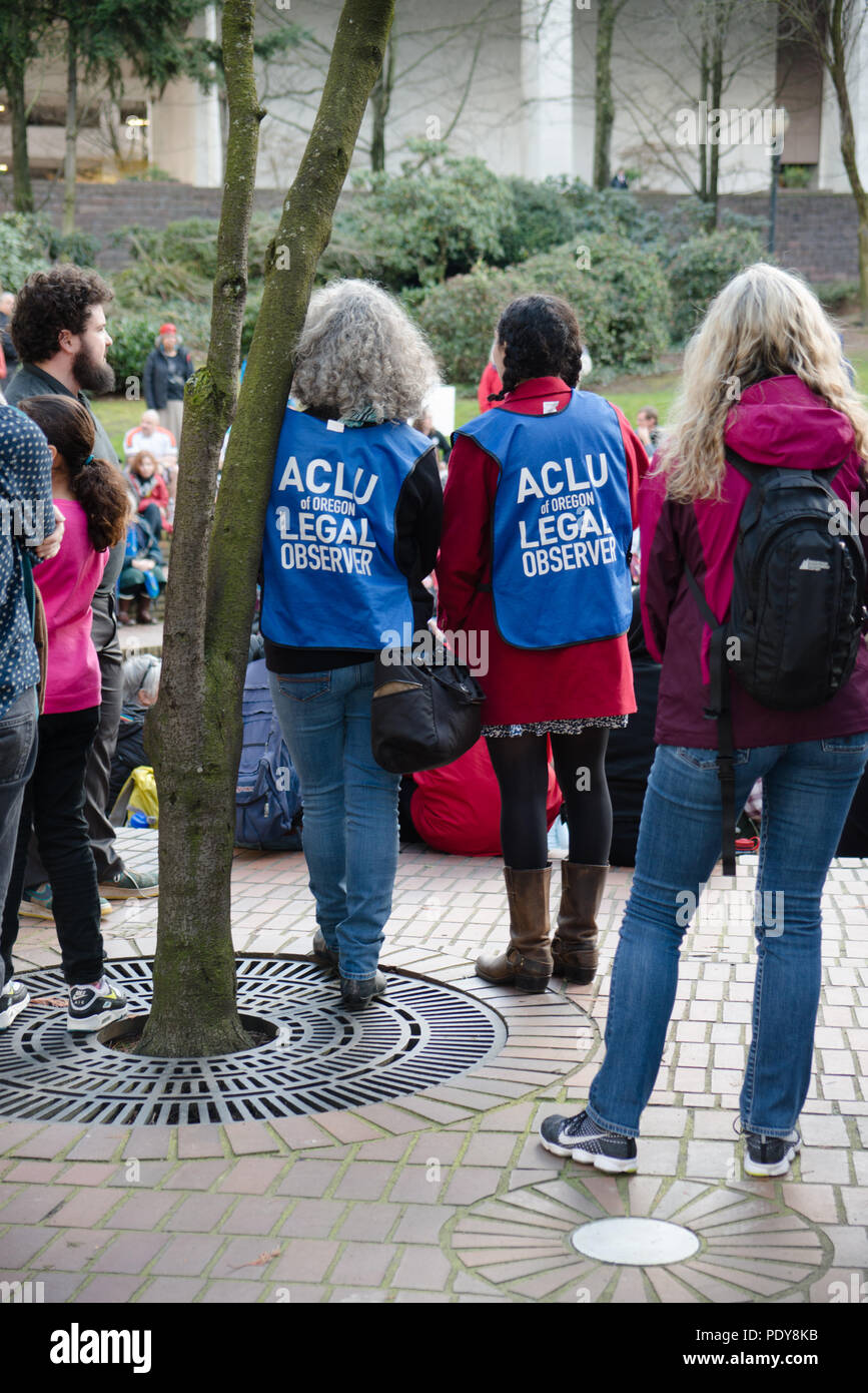 ACLU (American Civil Liberty Union) de l'Oregon observateurs juridiques à l'accès d'un Dakota (Pipeline DAPL) protester dans le centre-ville de Terry rétréci Plaza park Banque D'Images