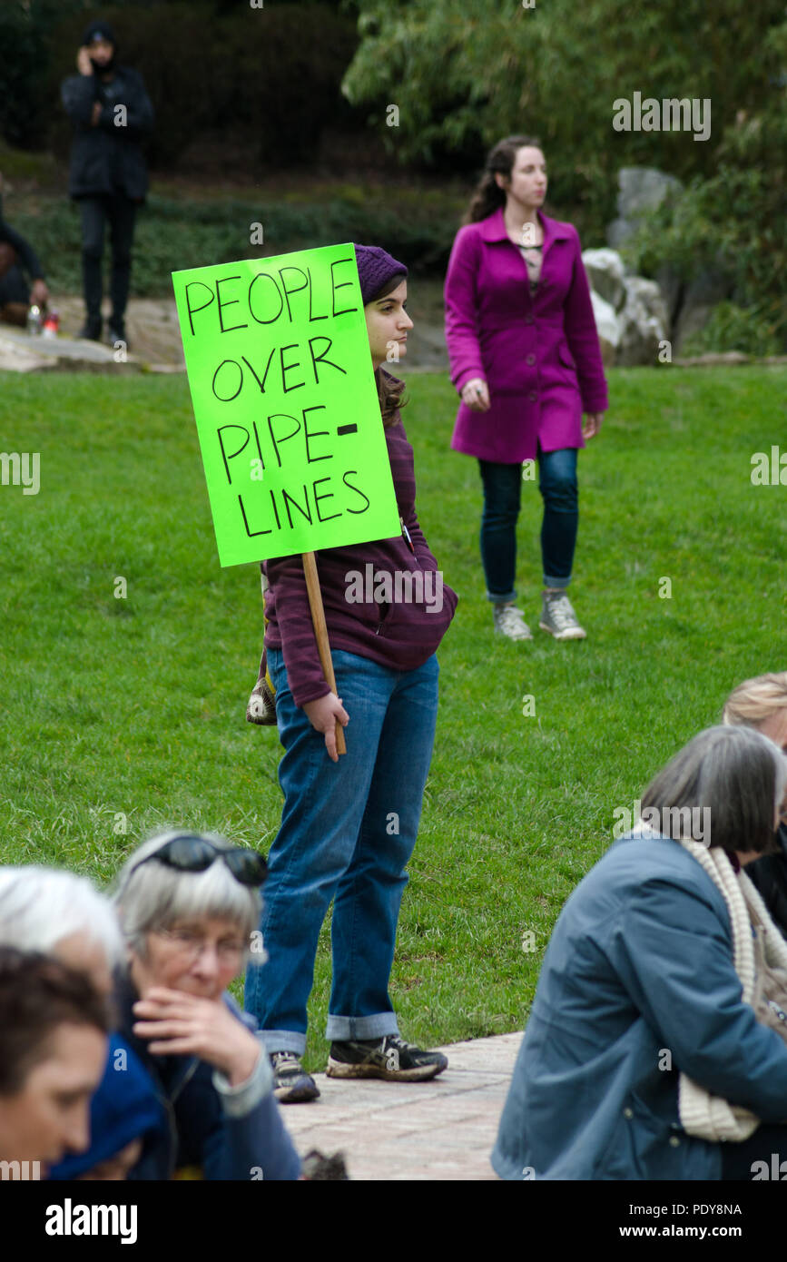 Manifestant de l'accès du Dakota (Pipeline DAPL) tenant un panneau 'les gens de pipelines' dans le centre-ville de Terry rétréci Plaza park. Banque D'Images