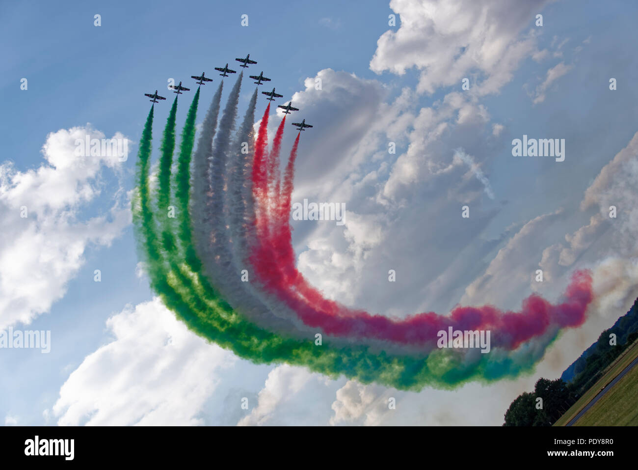L'équipe de voltige aérienne militaire italien Frecce Tricolori peindre le drapeau de l'Italie sur la base aérienne de la riat Banque D'Images