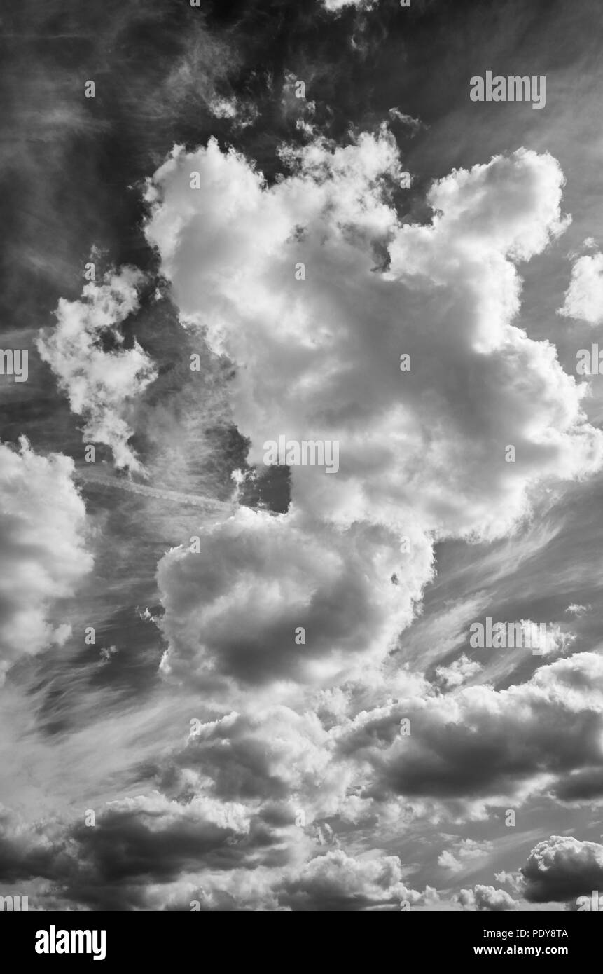 Image noir et blanc d'une belle cloudscape. Banque D'Images