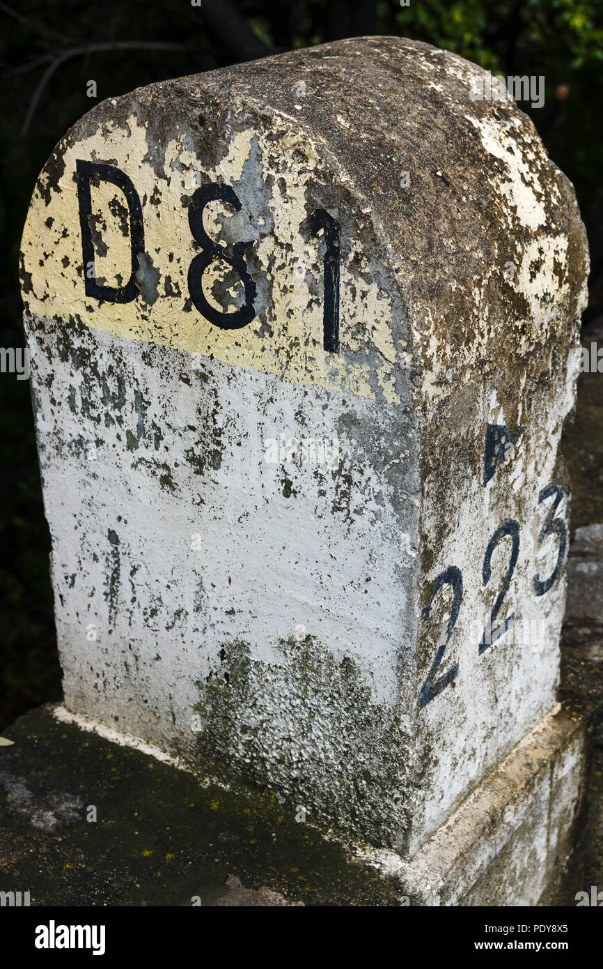 Marqueur de vieux béton le long de la route D81 en français (route départementale) Banque D'Images