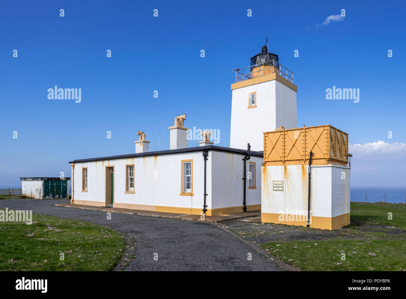 Eshaness Esha Ness / Phare Phare construit par David Alan Stevenson sur la péninsule Northmavine, Mainland, Shetland, Scotland, UK Banque D'Images