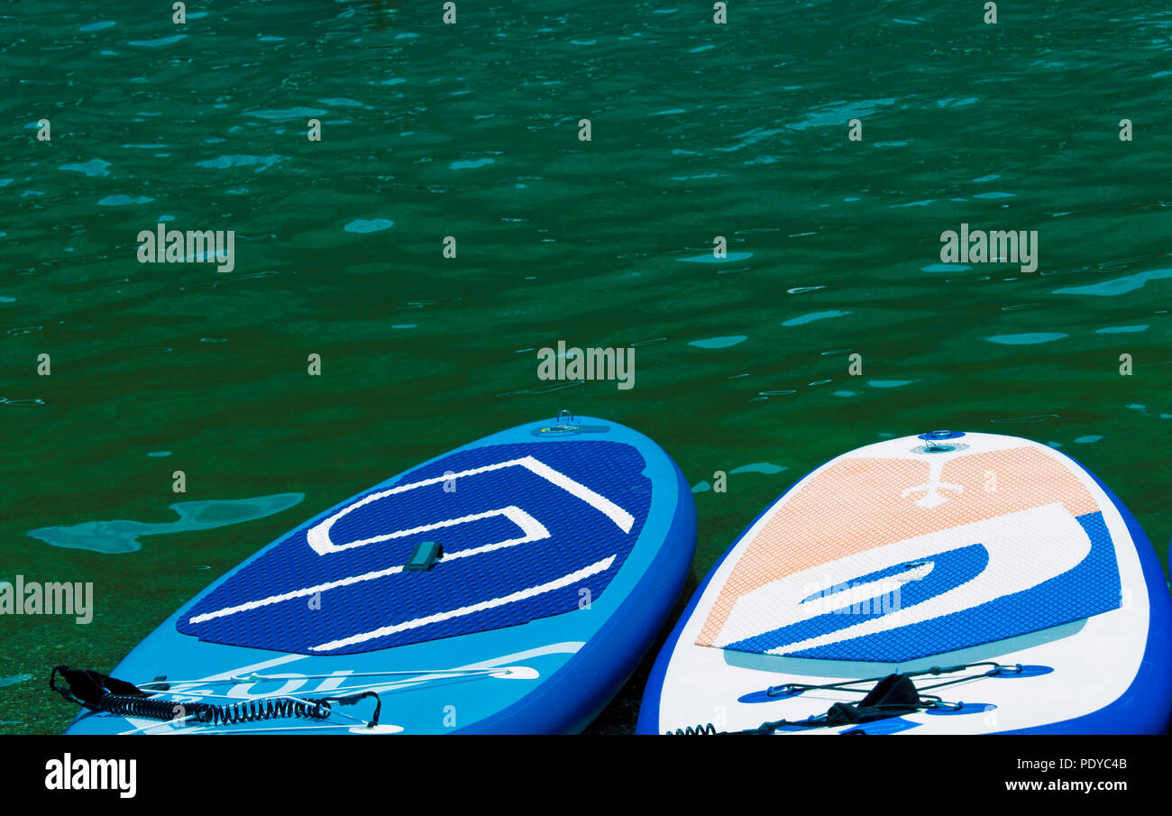 SUP Stand Up Paddle board sur le fond vert d'eau. Banque D'Images