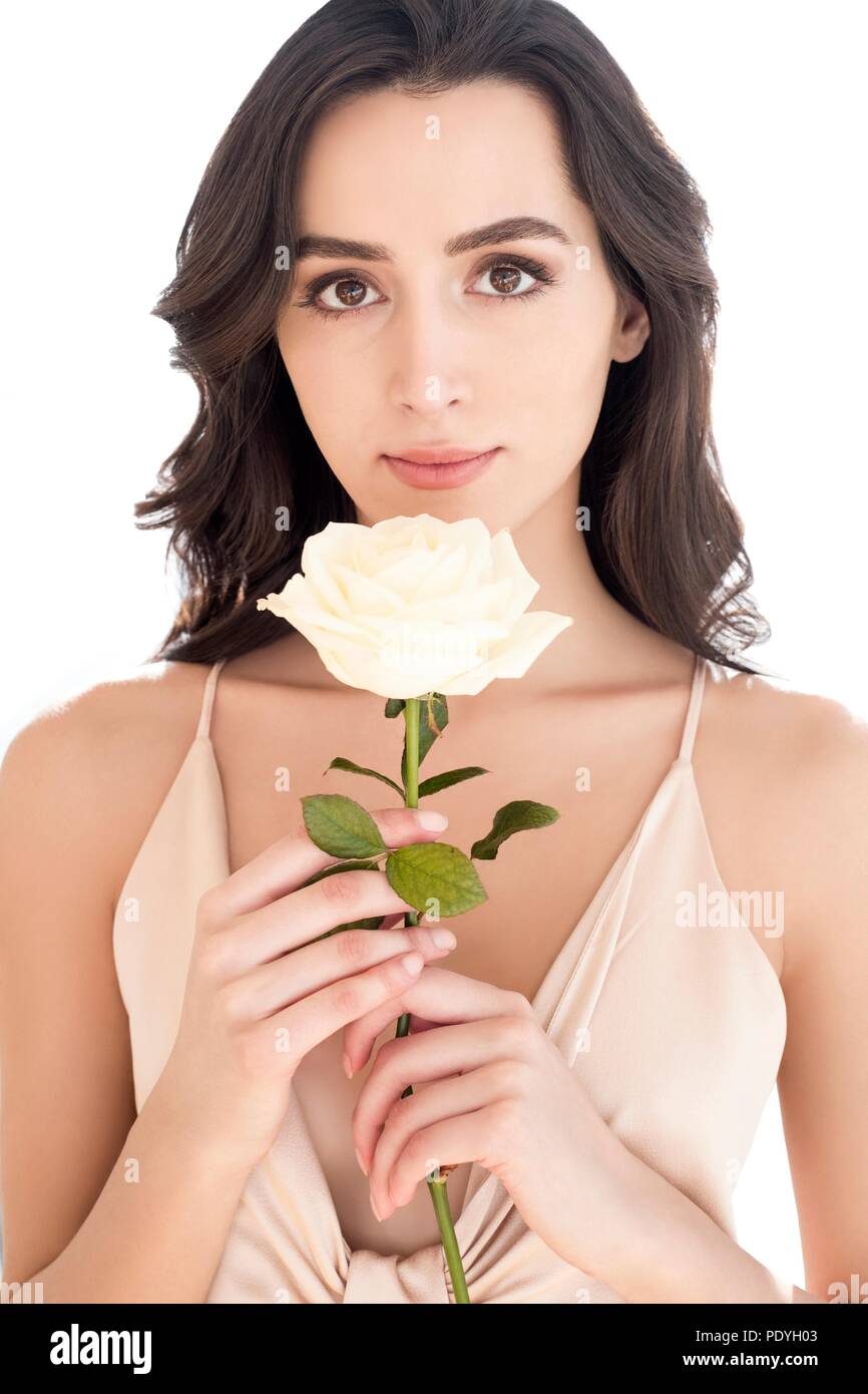 Young woman holding white rose, portrait. Banque D'Images