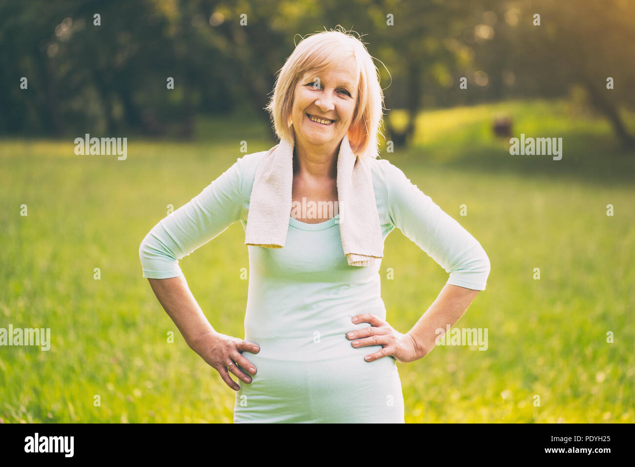Portrait of senior woman standing sportive dans la nature.Image est volontairement tonique. Banque D'Images